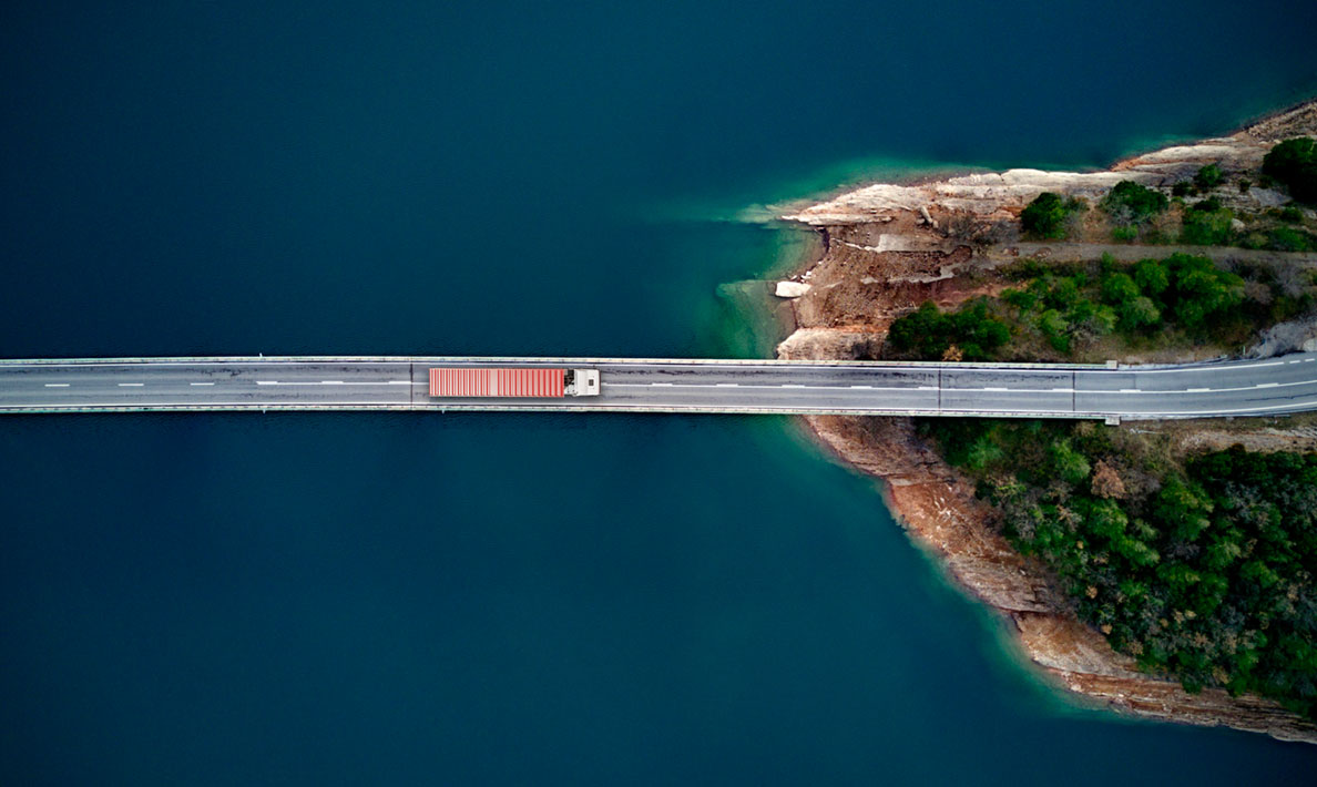camion che percorre strada